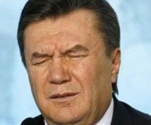 Врачи запретили самостоятельно ходить Януковичу из-за травмированного колена