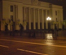 В Киеве пьяный водитель, снеся металлическую ограду, протаранил здание Верховной рады 