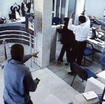 Грабитель, захвативший сотрудников банка в Болгарии, двоих отпустил 