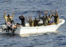 Индийские военные моряки арестовали 16 пиратов и освободили экипаж захваченного ими судна 