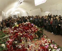 На станциях метро «Лубянка» и «Парк культуры» собираются люди с цветами 
