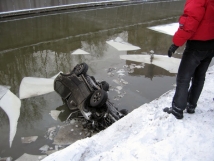 На востоке Москвы иномарка «Ауди» с моста упала в Яузу