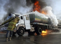 В Нигерии бензовоз врезался в колонну автомобилей, люди сгорели заживо