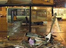 Автобус снес остановку в Перми, убив человека 
