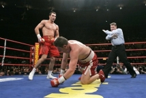 Боксер в приступе ярости избил судью прямо на ринге