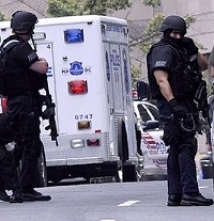 Двоих застрелили из автомата Калашникова в центре Парижа 