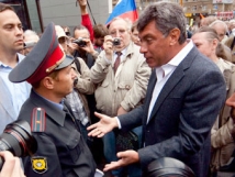 Политик Борис Немцов призывает срочно повысить стоимость водки 