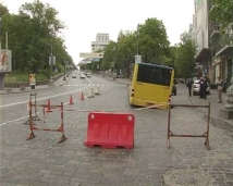 Автобус провалился в яму на дублере Рязанского проспекта в Москве 