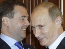 Одновременное баллотирование в президенты Медведева и Путина может навредить РФ 