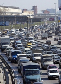 Многокилометровые пробки образовались в Москве из-за дождя и ветра 