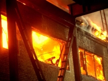 Еще три дома сгорели в центре Астрахани 