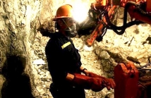 В украинской шахте в Макеевке под завалами остаются живые горняки 