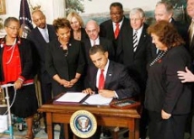 Президент США подписал закон о повышении потолка госдолга 
