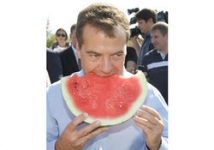 В Калининграде изъяли тираж газеты с фотографией президента: Медведев хищно кусает арбуз