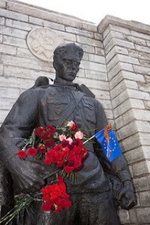 Права русских защищал армянин, чуть не устроивший бойню в Минобороны Эстонии 