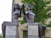 В парке на юго-западе Москвы хулиганы скинули с постамента скульптуру Адама и Евы 