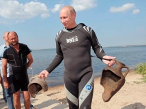 Блогосфера издевается над Путиным и его амфорами, найденными на дне Черного моря