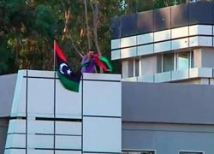 Ливийское посольство в РФ меняет старый флаг на новый 