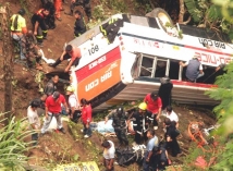 Автобус упал с обрыва в Индии, погибли более 24 человек 