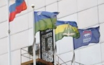 Коммунисты Ханты-Мансийска заставили партию «Единая Россия» снять флаг с городской администрации
