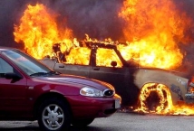 Авто горит на набережной Академика Туполева в Москве 