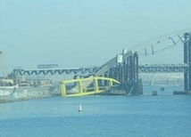 В Киеве при строительстве Подольско-Воскресенского моста упал самый большой в Украине плавучий кран