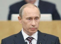 Думская оппозиция не стала освистывать Путина, но и не приветствовала его вставанием 