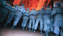 Полицейские заполонили весь центр Москвы