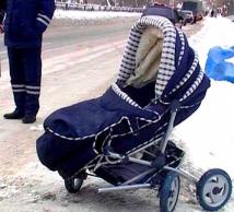 В Москве ищут иномарку, сбившую женщину с коляской 