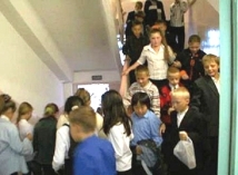 Из-за сообщения о бомбе эвакуирована школа на юго-западе Москвы 