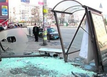 В Москве машина въехала в автобусную остановку и сбила двух школьниц 