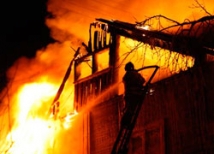 В Архангельске сгорел двухэтажный жилой дом 