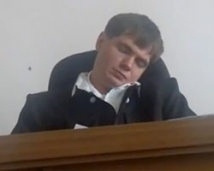 Судья, спавший во время процесса, решил сам покинуть должность