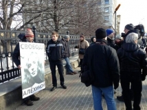 В Москве началась серия одиночных пикетов в поддержку Pussy Riot 
