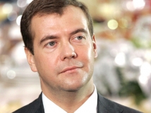 Медведев посоветовал единороссам не принимать близко к сердцу нападки журналистов 
