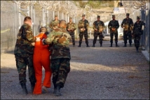 Более 90 заключенных принимают участие в голодовке в тюрьме Гуантанамо 