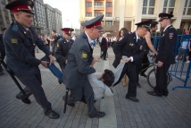 Участники акции 9 мая на Тверской улице остаются в полицейском участке до суда 