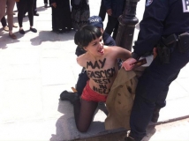 Активистка FEMEN провела акцию в соборе Парижской Богоматери, где накануне застрелился писатель