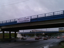 «Братья Навального» вывесили на московских шоссе плакаты «Любишь пробки — голосуй за Собянина»  