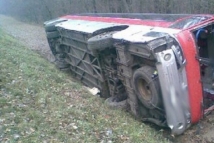 Два автобуса сдуло ветром с трассы в Ростовской области. Три человека пострадали 