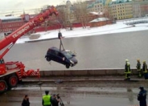В Москву-реку упал автомобиль: погиб человек 