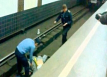 В московском метро мужчина упал на рельсы и погиб 