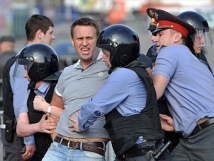 Сегодня Алексей Навальный должен прийти в СКР, где ему предъявят уголовное обвинение 
